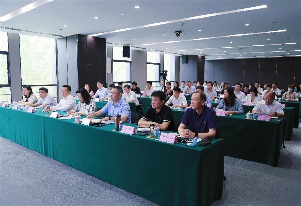 濟南產(chǎn)發(fā)集團(tuán)組織開展黨委理論學(xué)習(xí)中心組集中學(xué)習(xí)暨專題黨課